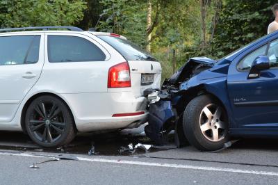 Verkehrsunfall mit zwei Leichtverletzten und fuenf beteiligten Fahrzeugen auf der Landesstrasse 1124 